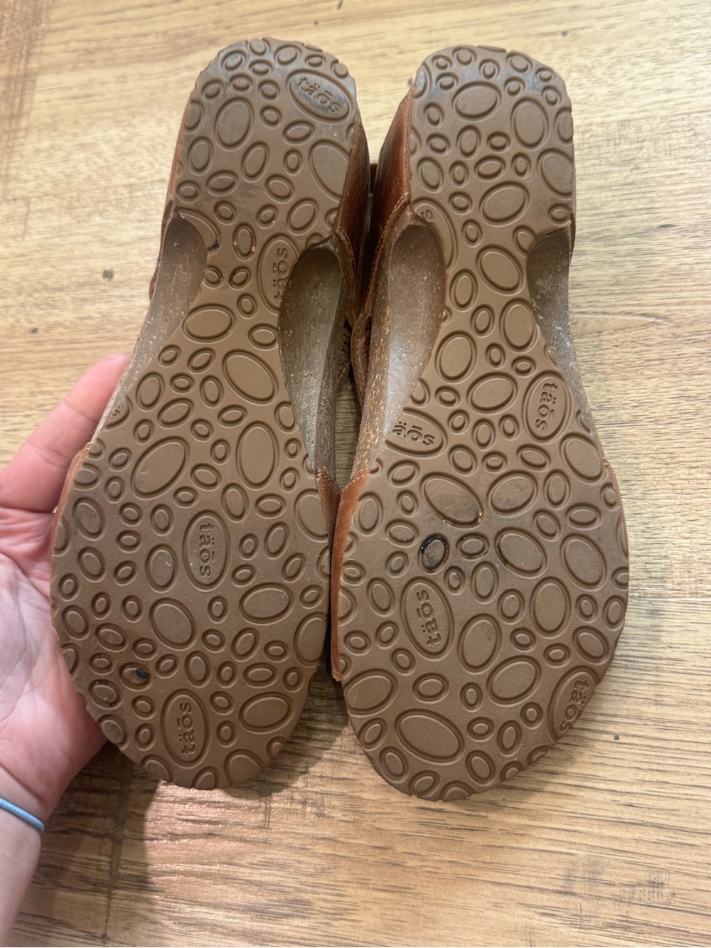 Taos "The Show" sandals in caramel leather,  shield strap design Size 7-7.5 - Picture 4 of 5